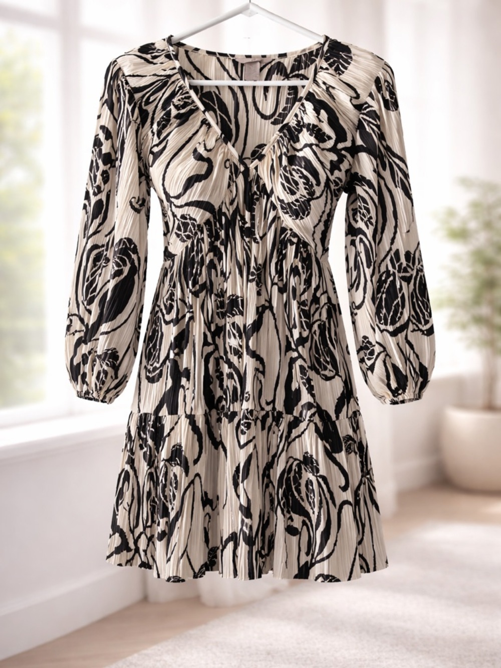 H&M Black & Cream V‑Neck Tiered Long‑Sleeve Dress